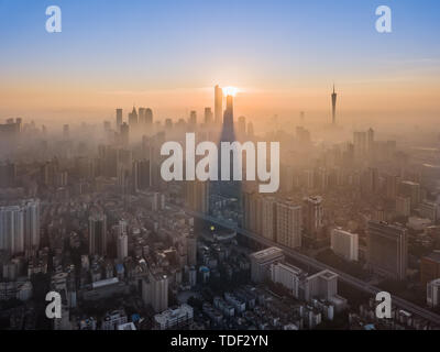 Eine seltene Sonnenaufgang in Guangzhou. Aufgrund der niedrigen Temperaturen, kein Wind und Nebel, die Szene der Morgennebel bei Sonnenaufgang präsentiert eine andere Szene unter dem Licht der aufgehenden Sonne. Stockfoto