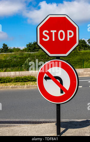 Stop Traffic Schild biegen Sie links ab. Verkehr Beschränkung vor dem Hintergrund von der Straße und der helle Himmel Stockfoto