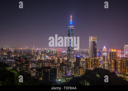 Nacht Blick auf den Präsidentenpalast, 101 Gebäude, Liberty Square in Taipei, Taiwan von Ende November bis Anfang Dezember 2018 Stockfoto