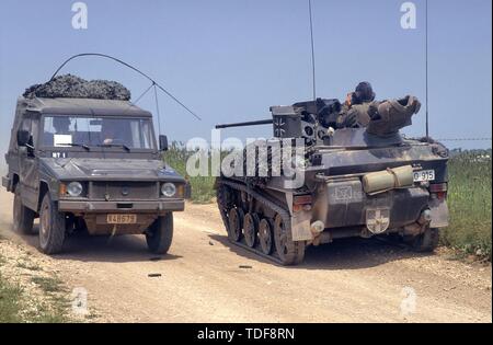 Deutsche Fallschirmjäger light tank Wiesel mit einer belgischen Armee Fahrzeug während der NATO-AMF (Allied Mobile Force) Übungen im südlichen Italien Stockfoto