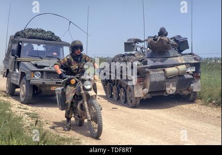 Deutsche Fallschirmjäger light tank Wiesel mit einer belgischen Motorradfahrer im südlichen Italien während NATO AMF (Allied Mobile Force) Übungen Stockfoto