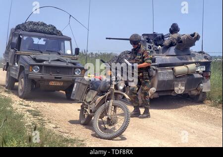 Deutsche Fallschirmjäger light tank Wiesel mit einer belgischen Motorradfahrer im südlichen Italien während NATO AMF (Allied Mobile Force) Übungen Stockfoto