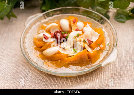 Kürbis gedünsteter Lily chinesische Wolfsbeere Kopfsalat Stockfoto