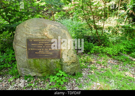 Gedenkstein am 20. Juli Grundstück auf der Webseite des Briefing Room, wo Claus von Stauffenberg eine Bombe, in der Wolfsschanze (Wolf's Lair) in Gierloz, Polen. Stockfoto