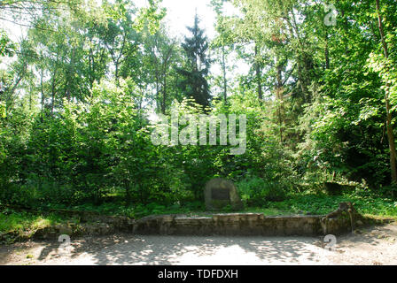 Gedenkstein am 20. Juli Grundstück auf der Webseite des Briefing Room, wo Claus von Stauffenberg eine Bombe, in der Wolfsschanze (Wolf's Lair) in Gierloz, Polen. Stockfoto