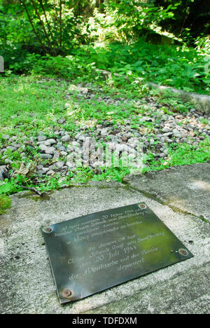 Gedenkstein am 20. Juli Grundstück auf der Webseite des Briefing Room, wo Claus von Stauffenberg eine Bombe, in der Wolfsschanze (Wolf's Lair) in Gierloz, Polen. Stockfoto