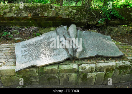 Gedenkstein am 20. Juli Grundstück auf der Webseite des Briefing Room, wo Claus von Stauffenberg eine Bombe, in der Wolfsschanze (Wolf's Lair) in Gierloz, Polen. Stockfoto