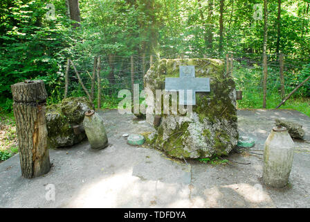 Gedenkstein der polnischen Sappers auf der Webseite des Briefing Room, wo Claus von Stauffenberg eine Bombe, in der Wolfsschanze (Wolf's Lair) in Gierloz, Polen Stockfoto