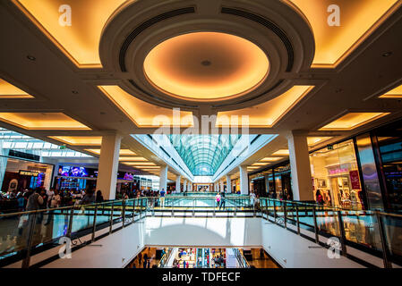Dubai, Vereinigte Arabische Emirate - Juni 3, 2018: Innere der Mall of the Emirates, einer der größten Shopping Malls in Dubai Emirat der Vereinigten Arabischen Em Stockfoto