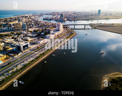 Ras Al Khaimah, Vereinigte Arabische Emirate - Juni 2, 2019: Ras Al Khaimah corniche Wandergebiet am Bach mit Mangroven Luftaufnahme Stockfoto