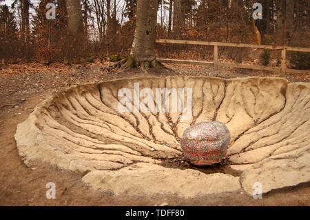 Rasnov, Rumänien - 4. Dezember 2017: Dinosaurier Ei im Krater bei Dino Park Rosenau, die nur Dinosaurier Theme Park in Rumänien und die größte im Süden - Ostern Stockfoto