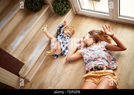 Babysitter mit Kind Spaß auf der Treppe Stockfoto