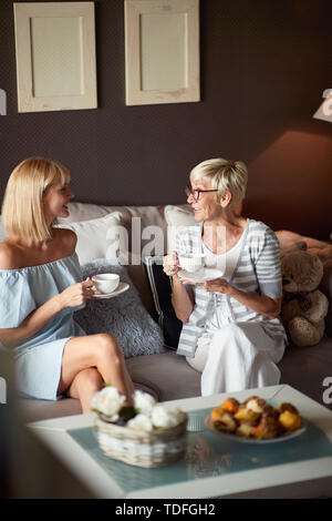 Mutter und Tochter Gespräch mit Tasse Kaffee Stockfoto