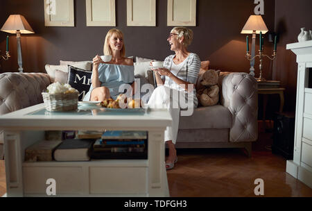Zwei sehr freundliche Frauen sprechen und trinken Kaffee Stockfoto