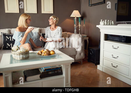 Die Tochter mit der Mutter trinken Kaffee im Zimmer Stockfoto