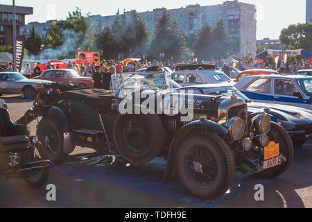 Novokuznetsk, Russland, 13. Juni 2019: Die 7. von Peking nach Paris Motor Challenge 2016. Demonstration der Autos auf den Parkplatz in der Nähe des retro Park. Stockfoto