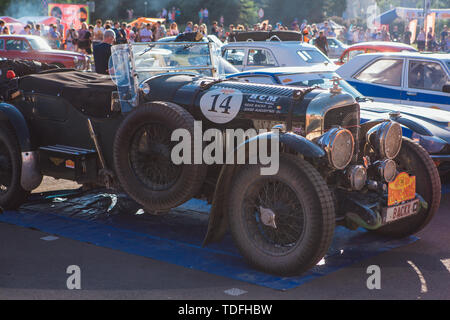 Novokuznetsk, Russland, 13. Juni 2019: Die 7. von Peking nach Paris Motor Challenge 2016. Demonstration der Autos auf den Parkplatz in der Nähe des retro Park. Stockfoto