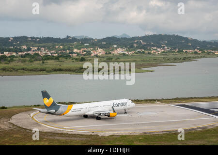 Airbus A321 der Condor und Thomas Cook auf der Piste in Korfu Stockfoto