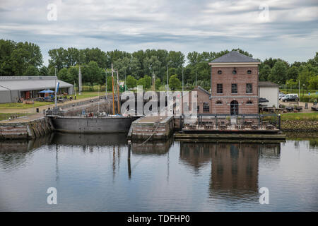Hellevoetlsuis, Niederlande, 15-Juni-2019: Das trockendock Jan blanken in hellevoetlsuis, die nur noch Dry Dock in Holland, die noch für strassenreparaturen Booten und Schiffen verwendet wird, ist es um das Jahr 1800 errichten Stockfoto