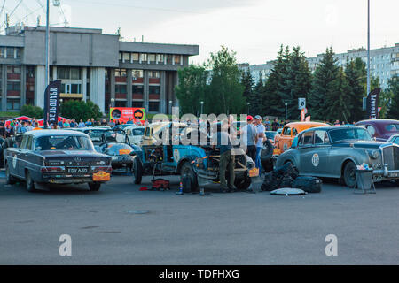 Novokuznetsk, Russland, 13. Juni 2019: Die 7. von Peking nach Paris Motor Challenge 2016. Demonstration der Autos auf den Parkplatz in der Nähe des retro Park. Stockfoto