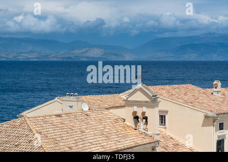 Dach der alten Gebäude von Faliraki Beach auf Korfu Stockfoto