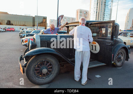 Novokuznetsk, Russland, 13. Juni 2019: Die 7. von Peking nach Paris Motor Challenge 2016. Demonstration der Autos auf den Parkplatz in der Nähe des retro Park. Stockfoto