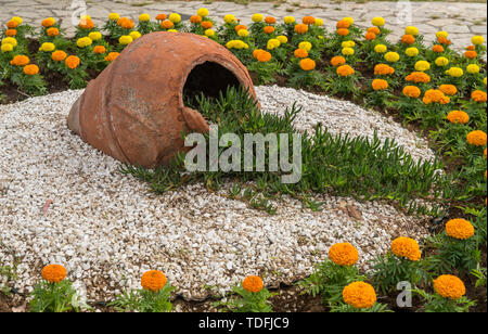 Chrysanthemen und Keramik Urne im Ziergarten Stockfoto