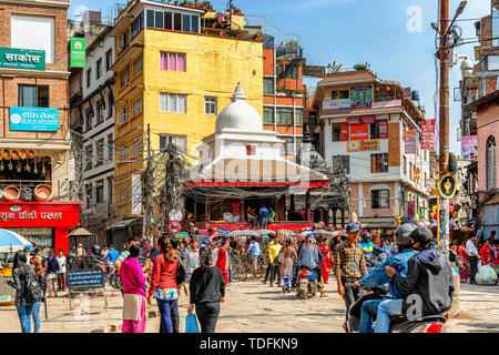 Kathmandu, Nepal - Oct 11, 2018: Verkehr an den Tempel, an der Kreuzung der Straßen in der Nähe des Durbar Square in Kathmandu, Nepal. Stockfoto