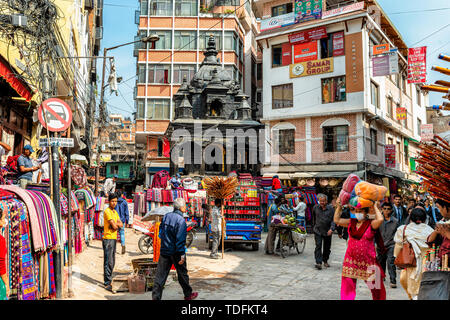 Kathmandu, Nepal - Oct 11, 2018: Verkehr an den Tempel, an der Kreuzung der Straßen in der Nähe des Durbar Square in Kathmandu, Nepal. Stockfoto