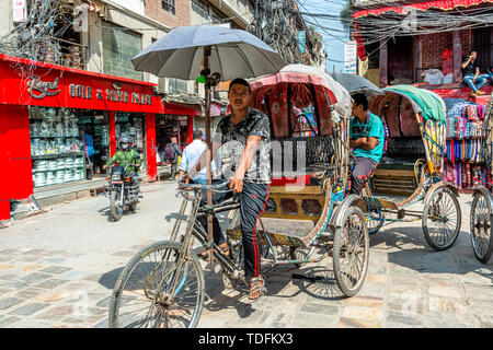 Kathmandu, Nepal - Oct 11, 2018: Autofahrer parken Ihren Zyklus Rikschas und warten auf Passagiere in Kathmandu, Nepal Stockfoto