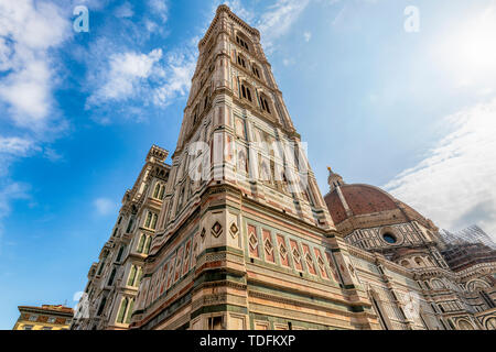 Blick auf den Turm der Glockenturm, erbaut von Giotto und die Kuppel der Kathedrale, von Brunelleschi gebaut. Stockfoto