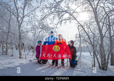 Am 8. Dezember 2018, eine Gruppe von fünf von uns trug Schnee Pedale durch die alte Glatze von Heilongjiang, kletterte auf den höchsten Punkt, 1,686.8 Xuelong Peak Meter über dem Meeresspiegel, und bei einer Temperatur von -30 Grad auf dem Berg lagerten. Stockfoto
