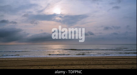 Die Sonne durch die Wolken am Virginia Beach am frühen Morgen zu brechen. Stockfoto