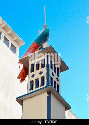 Typisch portugiesische Schornstein mit der Flagge von Portugal Stockfoto