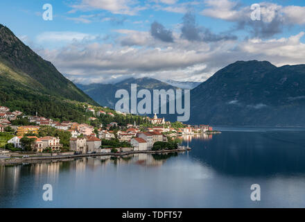 Stadt prcanj an der Bucht von Kotor in Montenegro Stockfoto