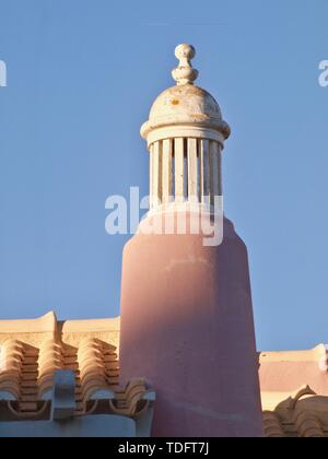 Rosa Algarve Schornstein sehr dicht vor blauem Himmel Stockfoto