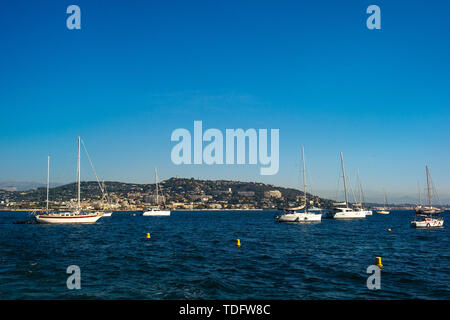 Luxus Super Yacht entlang der Cote d'Azur, Frankreich fotografiert. Stockfoto