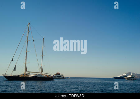 Luxus Super Yacht entlang der Cote d'Azur, Frankreich fotografiert. Stockfoto