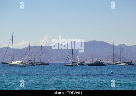 Luxus Super Yacht entlang der Cote d'Azur, Frankreich fotografiert. Stockfoto