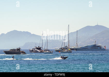 Luxus Super Yacht entlang der Cote d'Azur, Frankreich fotografiert. Stockfoto