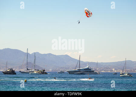 Luxus Super Yacht entlang der Cote d'Azur, Frankreich fotografiert. Stockfoto