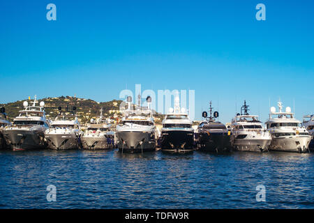 Luxus Super Yacht entlang der Cote d'Azur, Frankreich fotografiert. Stockfoto