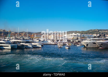 Luxus Super Yacht entlang der Cote d'Azur, Frankreich fotografiert. Stockfoto