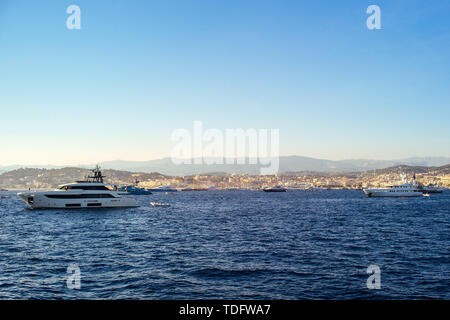 Luxus Super Yacht entlang der Cote d'Azur, Frankreich fotografiert. Stockfoto