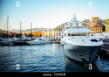 Luxus Super Yacht entlang der Cote d'Azur, Frankreich fotografiert. Stockfoto