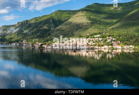 Stadt prcanj an der Bucht von Kotor in Montenegro Stockfoto