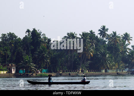 Die Einheimischen fahren Boote entlang der Backwaters von Trivandrum in Kerala, Indien. Stockfoto