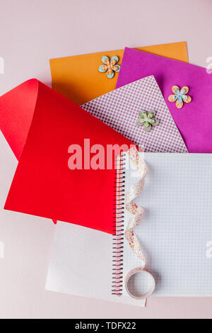 Für Scrapbooking, kreative messs, Scotch für Scrapbooking. rosa Hintergrund Stockfoto