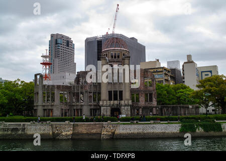 Das Friedensdenkmal von Hiroshima, ursprünglich die präfekturale Industrielle Förderhalle von Hiroshima und heute allgemein als Genbaku Dome bezeichnet, Stockfoto