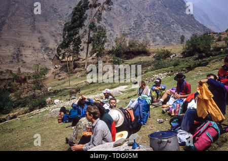 Gruppe der Wanderer entlang der Inka Trail nach Machu Picchu geparkt Stockfoto